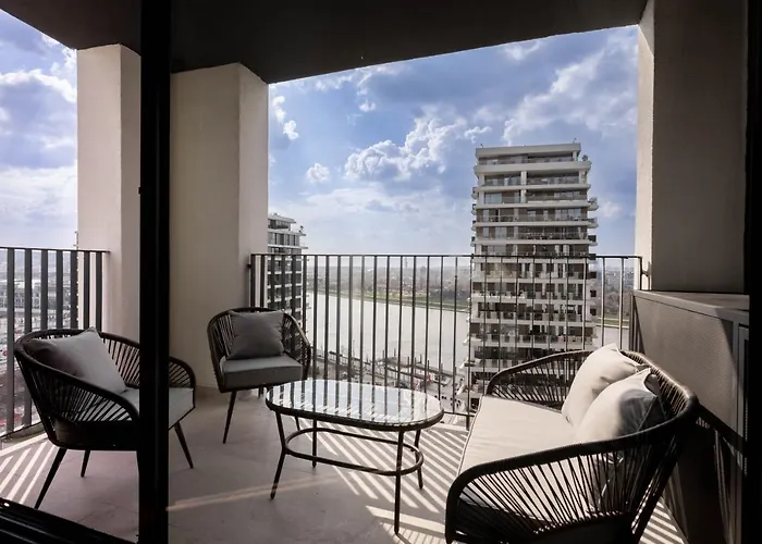 Huge 3 Bedroom Apartment With River View