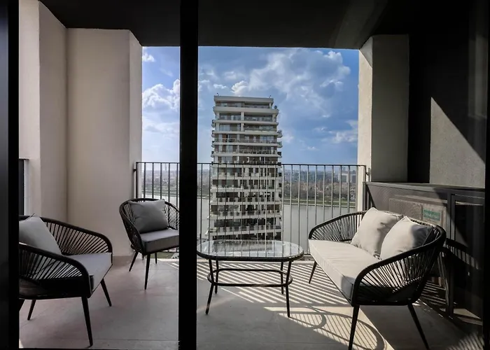 Huge 3 Bedroom Apartment With River View