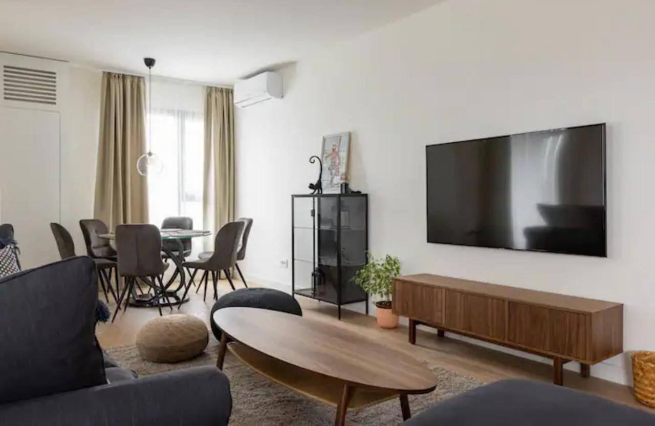 Huge 3 Bedroom With River View Apartment *