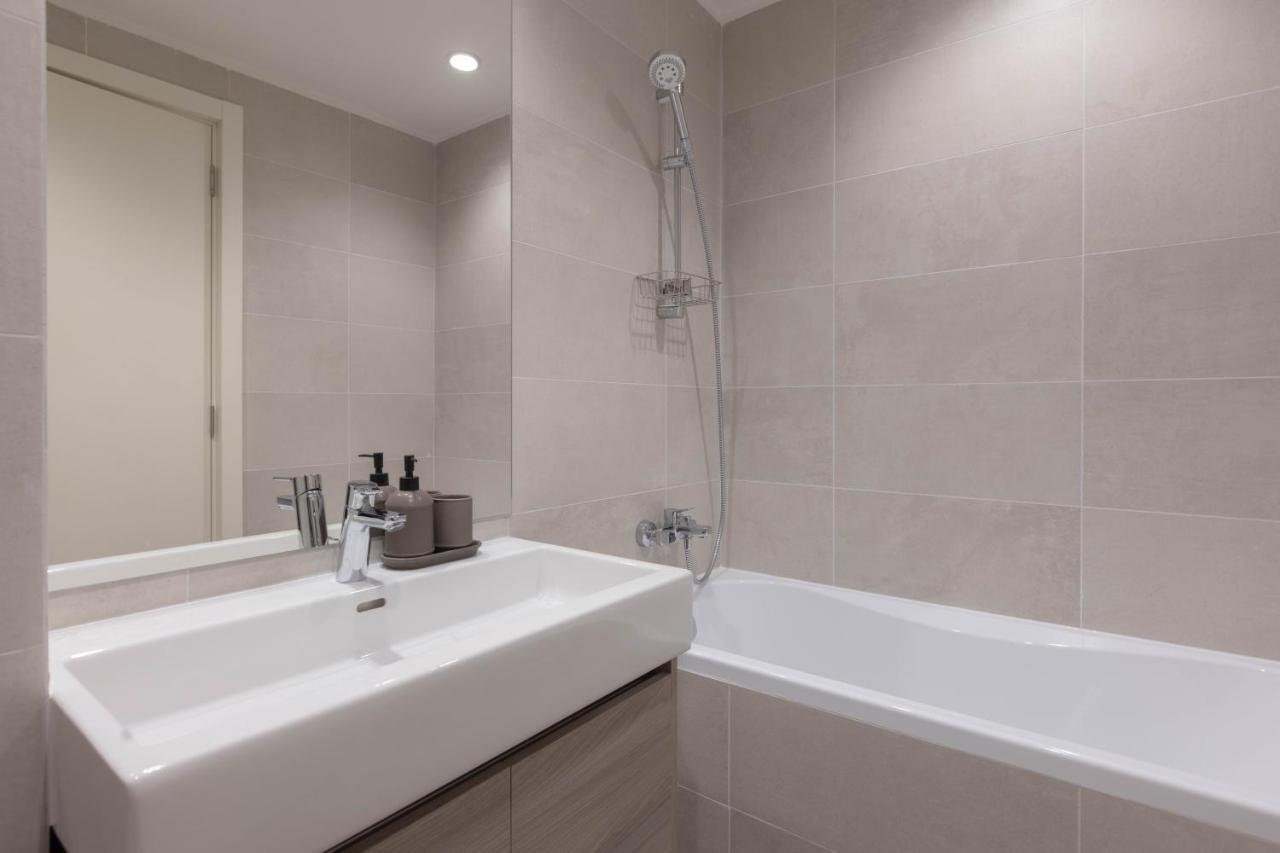 Huge 3 Bedroom With River View Apartment