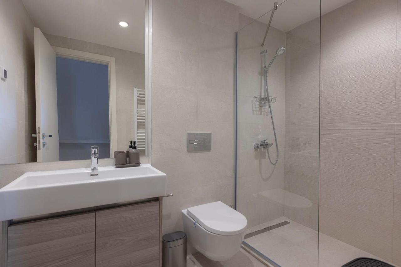 Huge 3 Bedroom With River View Apartment