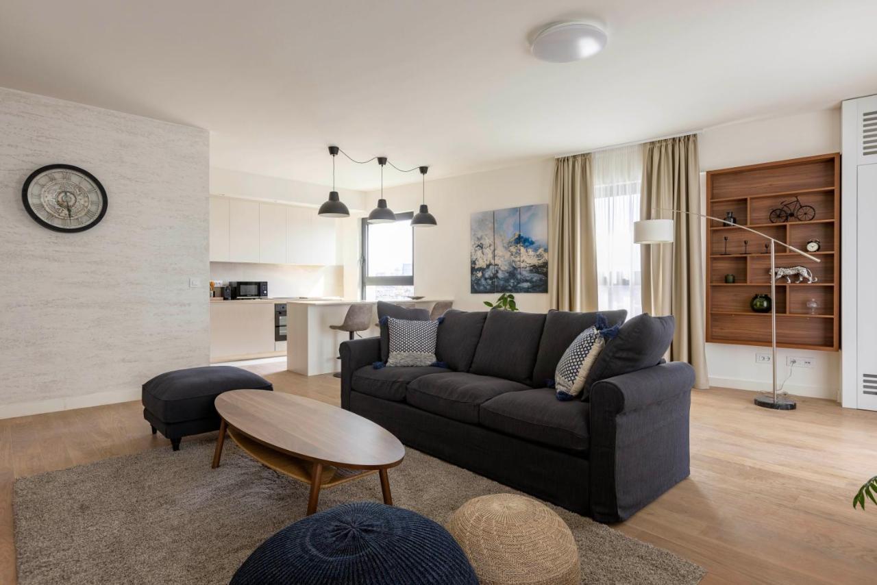 Huge 3 Bedroom With River View Apartment *