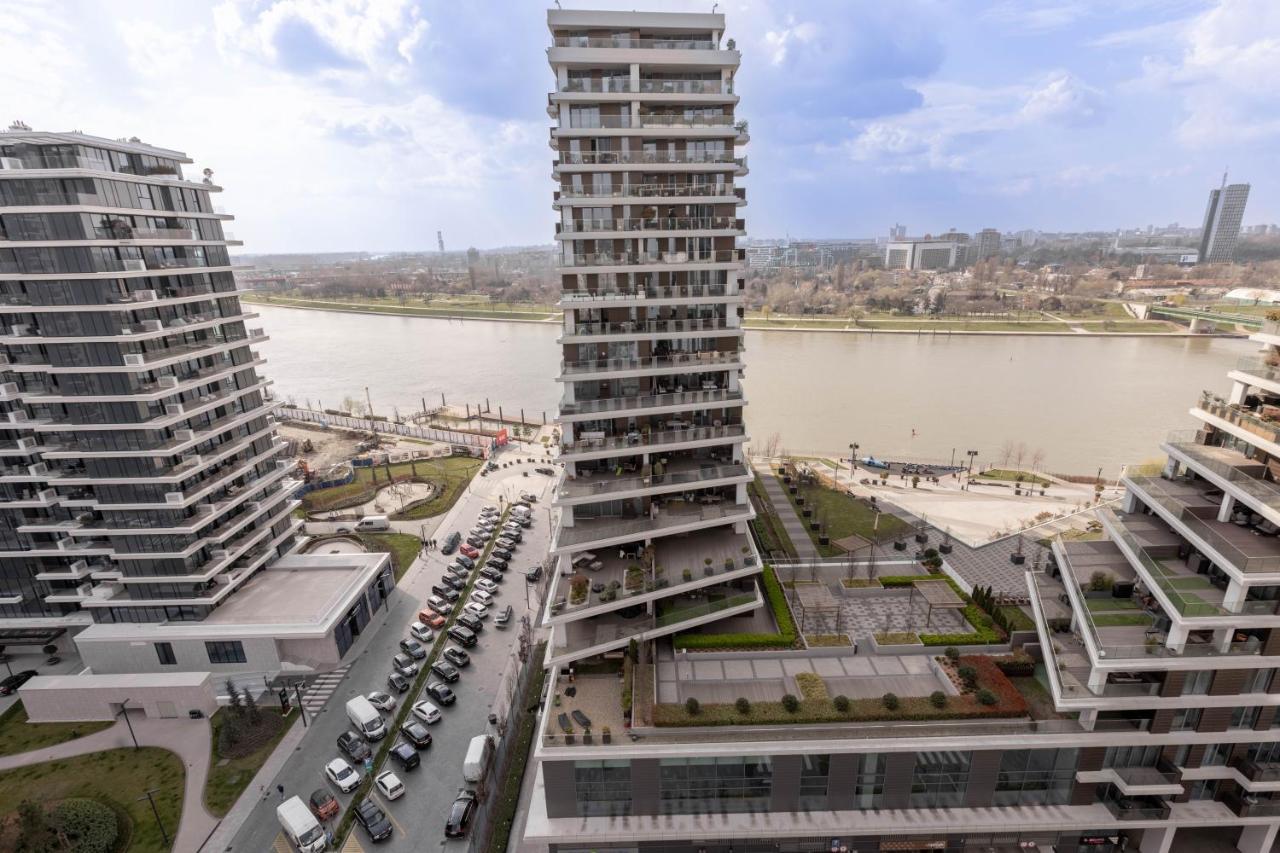 Huge 3 Bedroom With River View Apartment *