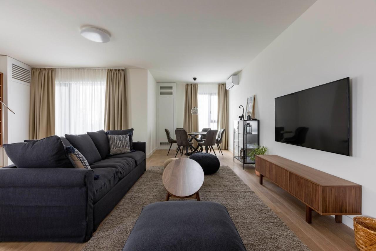 Huge 3 Bedroom With River View Apartment *