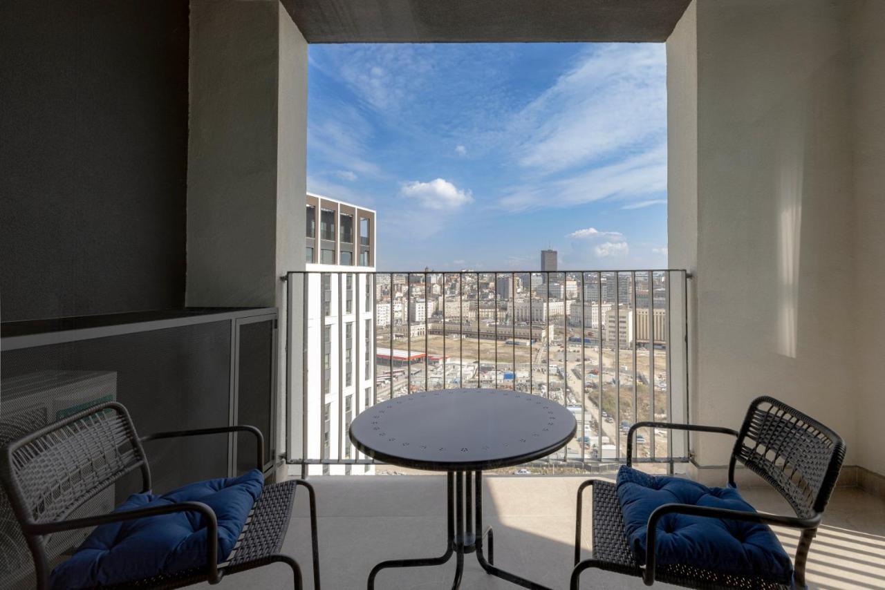 Huge 3 Bedroom With River View Apartment